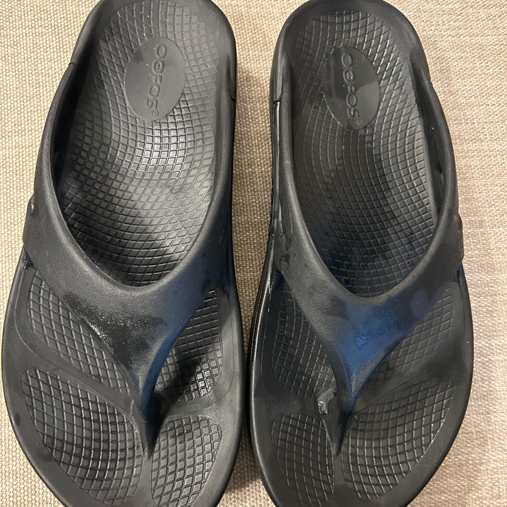 Oofos flip flops women’s size 8